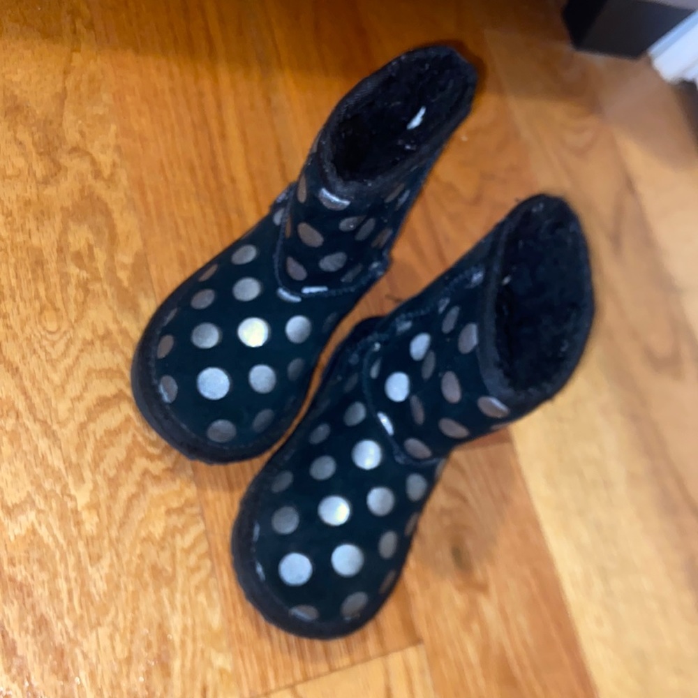 Gently used Uggs . Size 8c . No stains or real sign of wear .